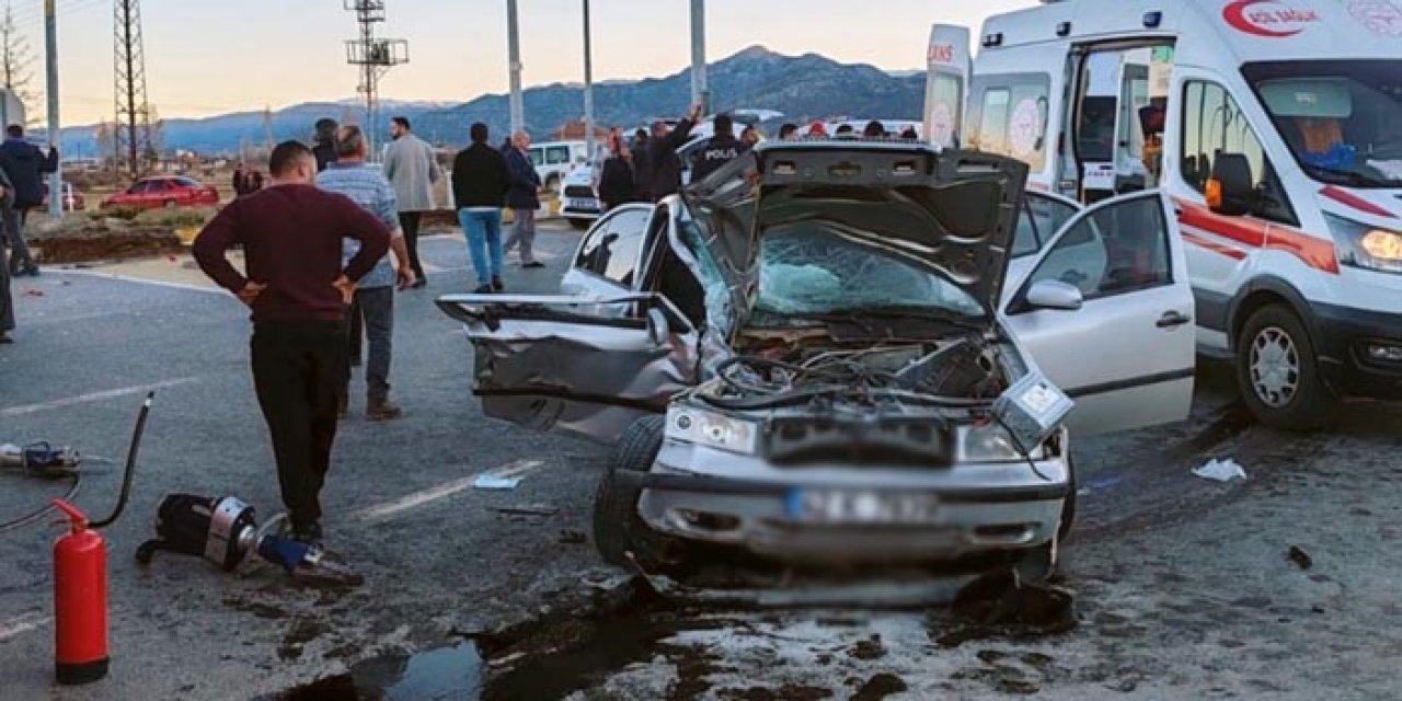 Konya’da korkunç kaza: Otomobil kamyona girdi!