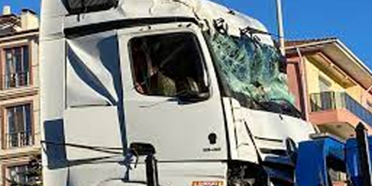 Konya’da faciadan son anda dönüldü: Tır ağaca çarptı, 1 yaralı