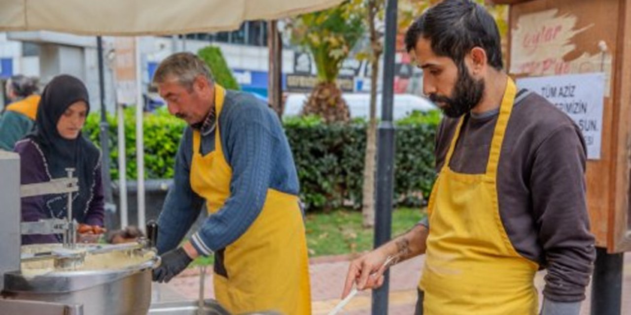 İzmir'de şehitlere vefa: Lokma dağıtıldı