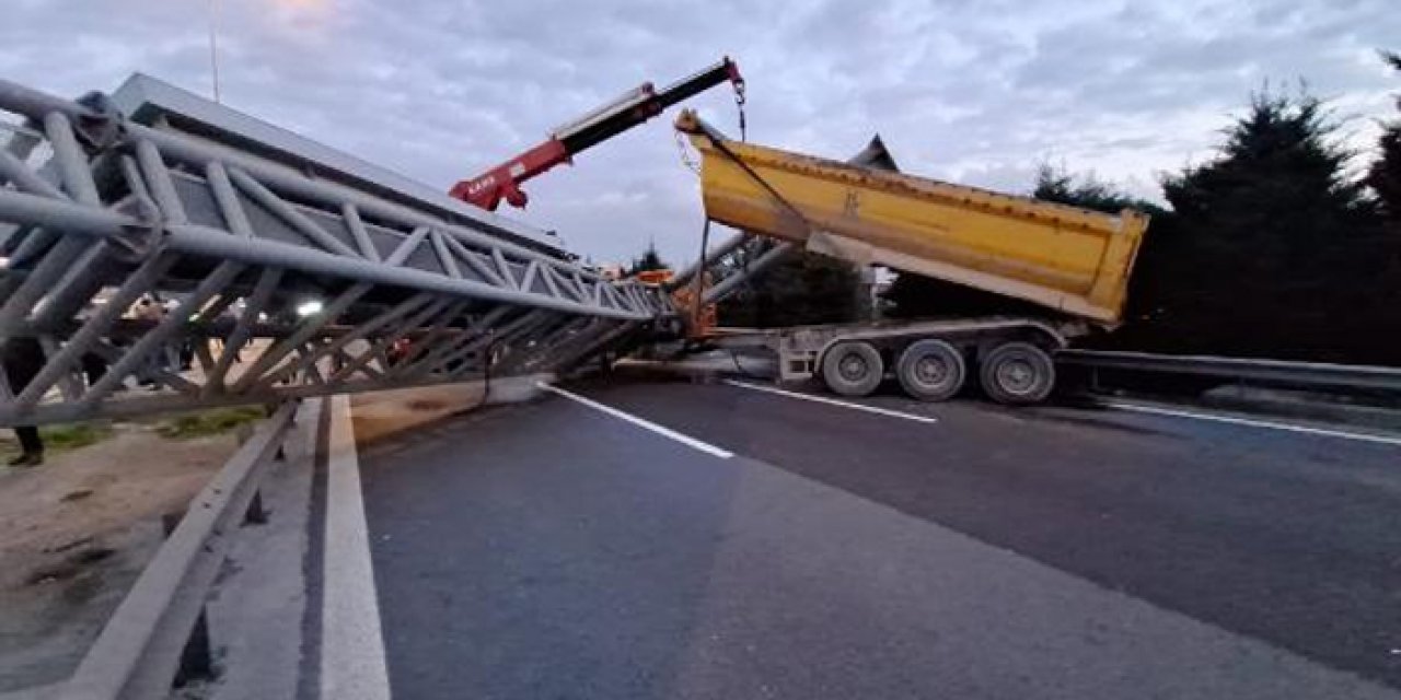 TIR damperi tabelaya çarptı: Ankara yönü ulaşıma kapandı