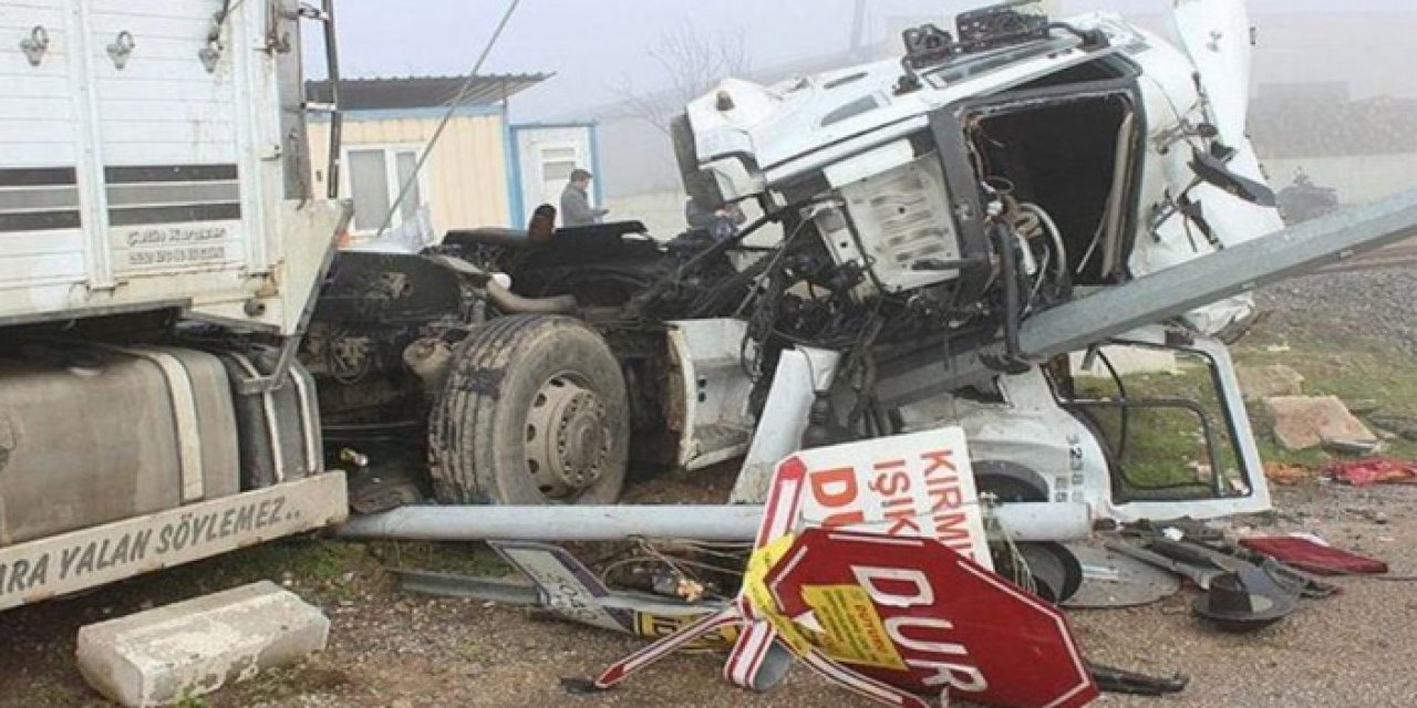 İzmir'de facia: Yolcu treni ve TIR çarpıştı