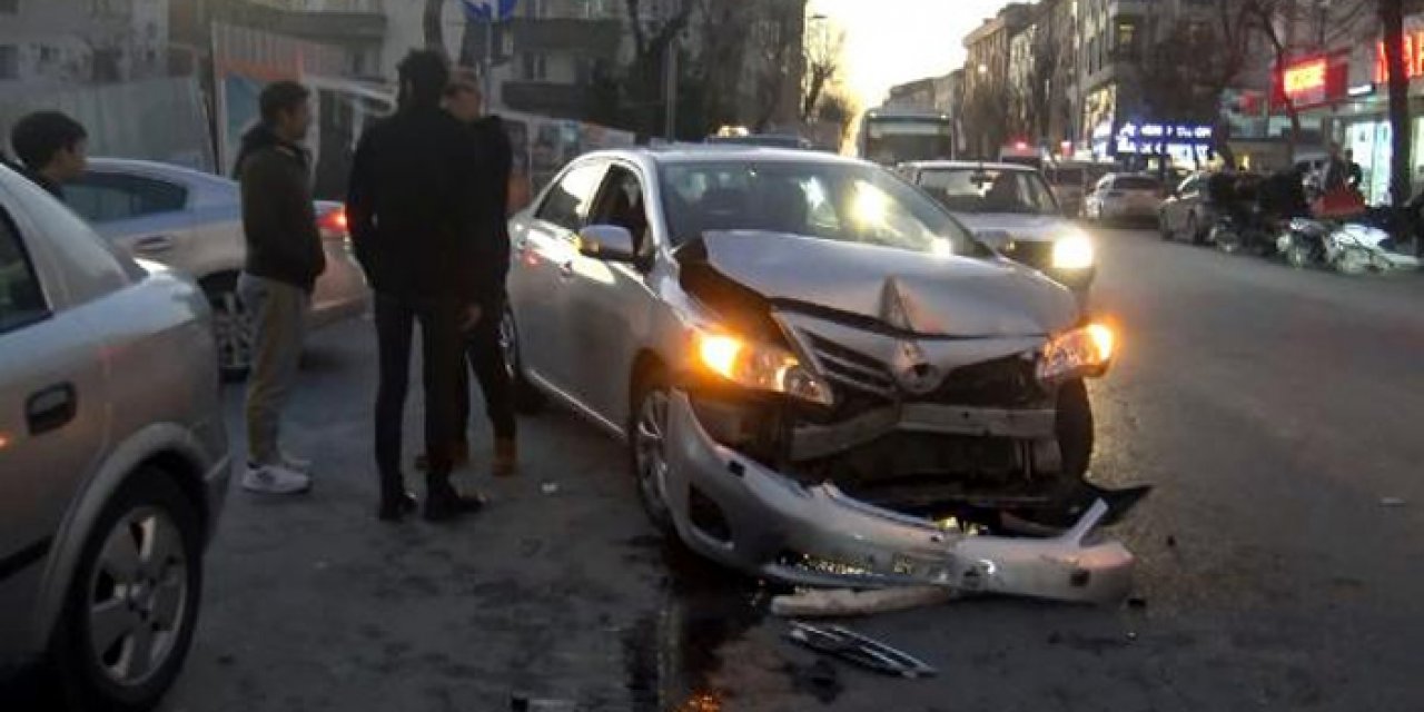 Ters yönden gelen otomobil yolcu minibüsüne çarptı