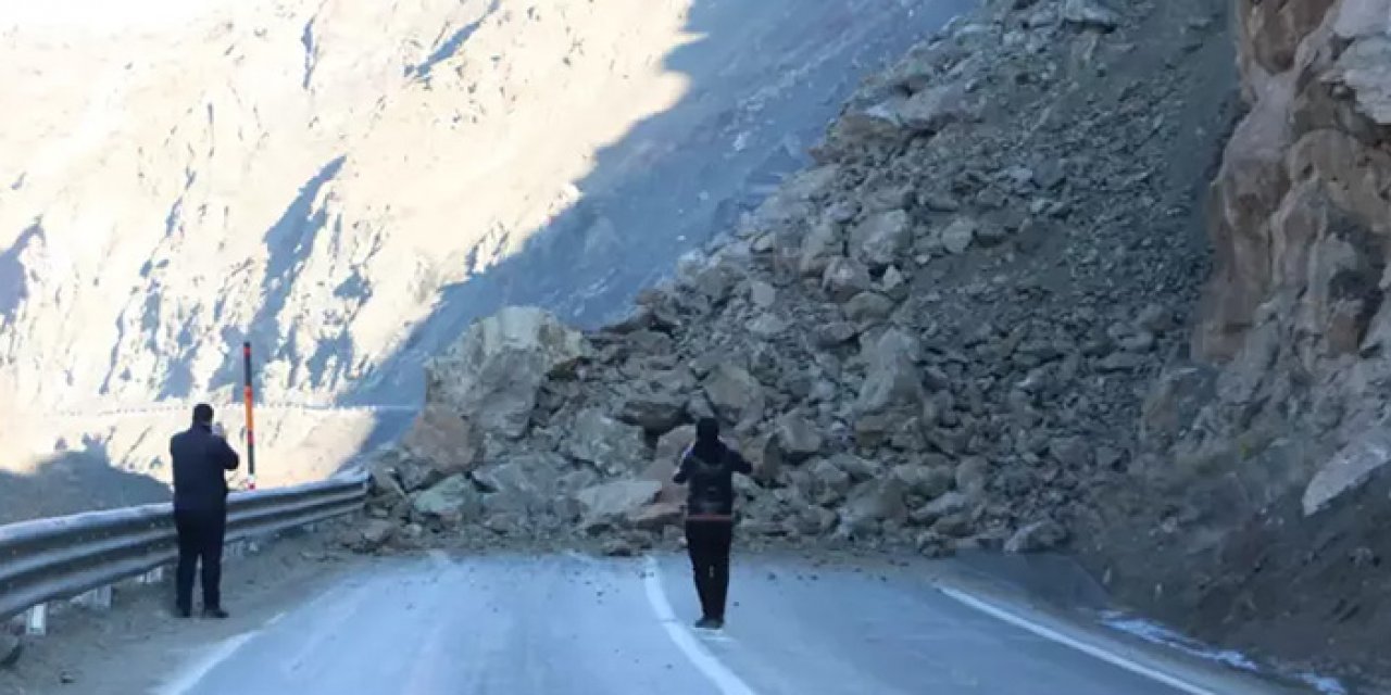 Hakkari-Van kara yolunda heyelan: 3 yaralı