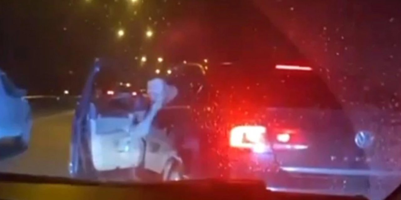 İzmir’de maganda görüntüleri: Akan trafikte bunu da yaptılar