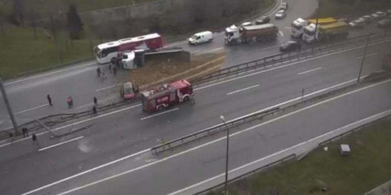 Trafik kazaları artıyor! İstanbul'da iki kamyon devrildi