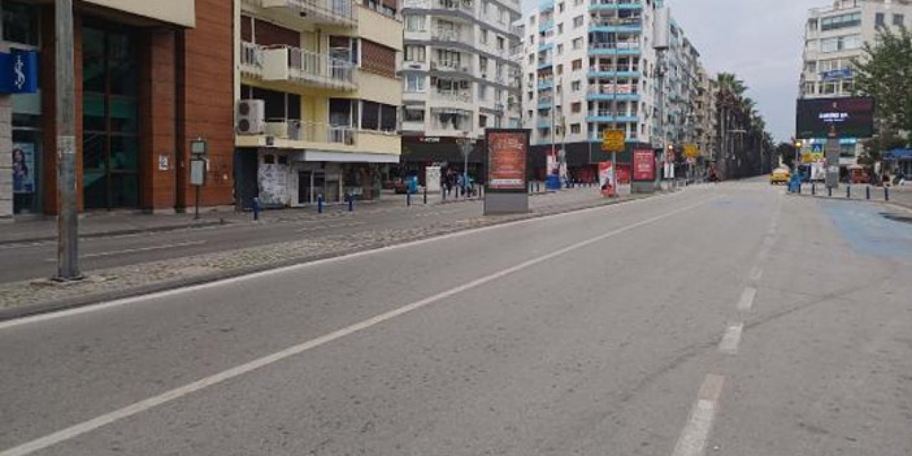İzmir'de cadde ve sokaklar boş kaldı