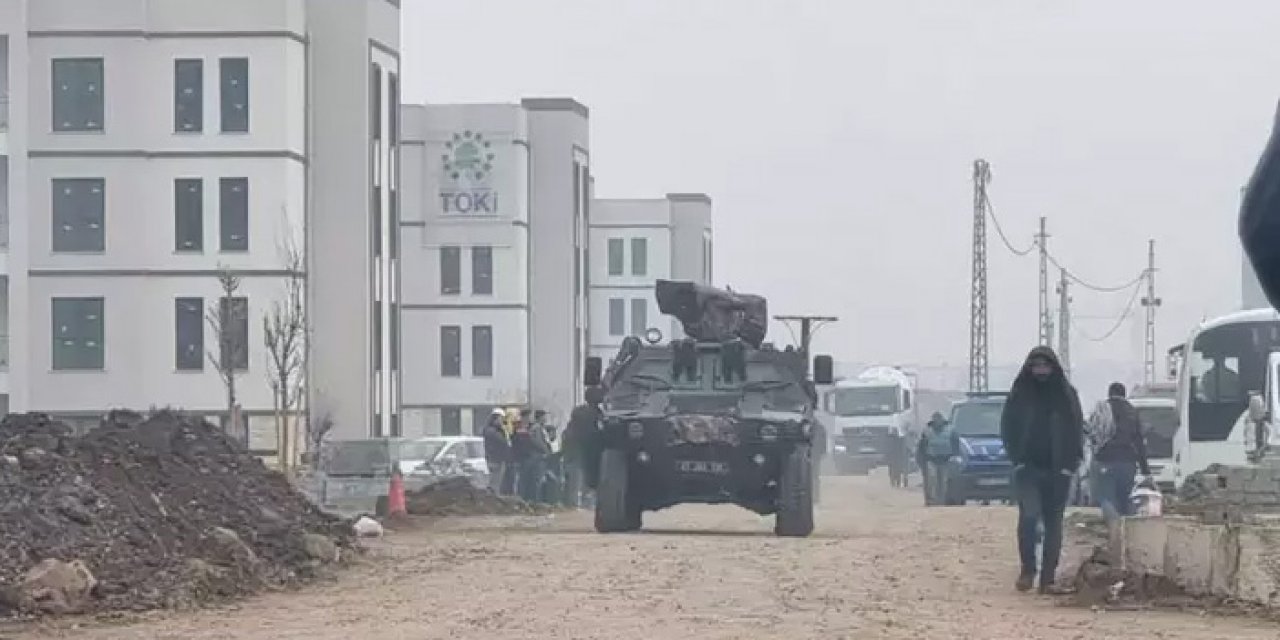 Kamyon altında kaldı: Sürücü zırhlı araçta çıkarıldı