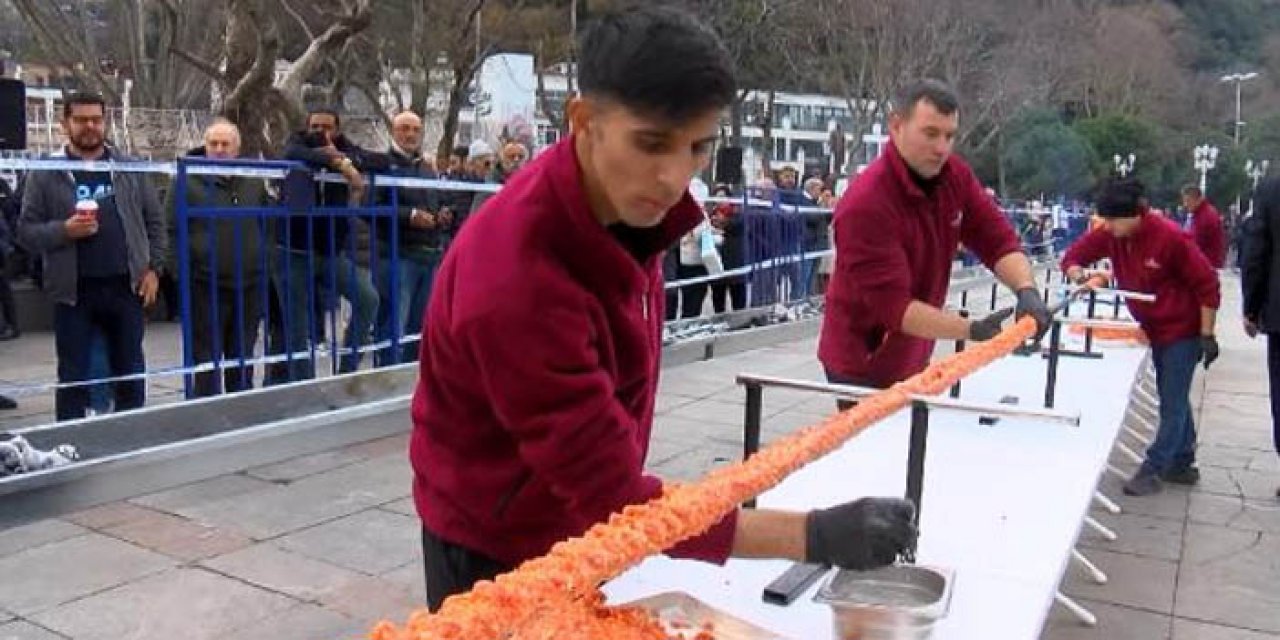 Adana lezzetleri İstanbul'da: 34 metrelik kebap vatandaşlara ikram edildi