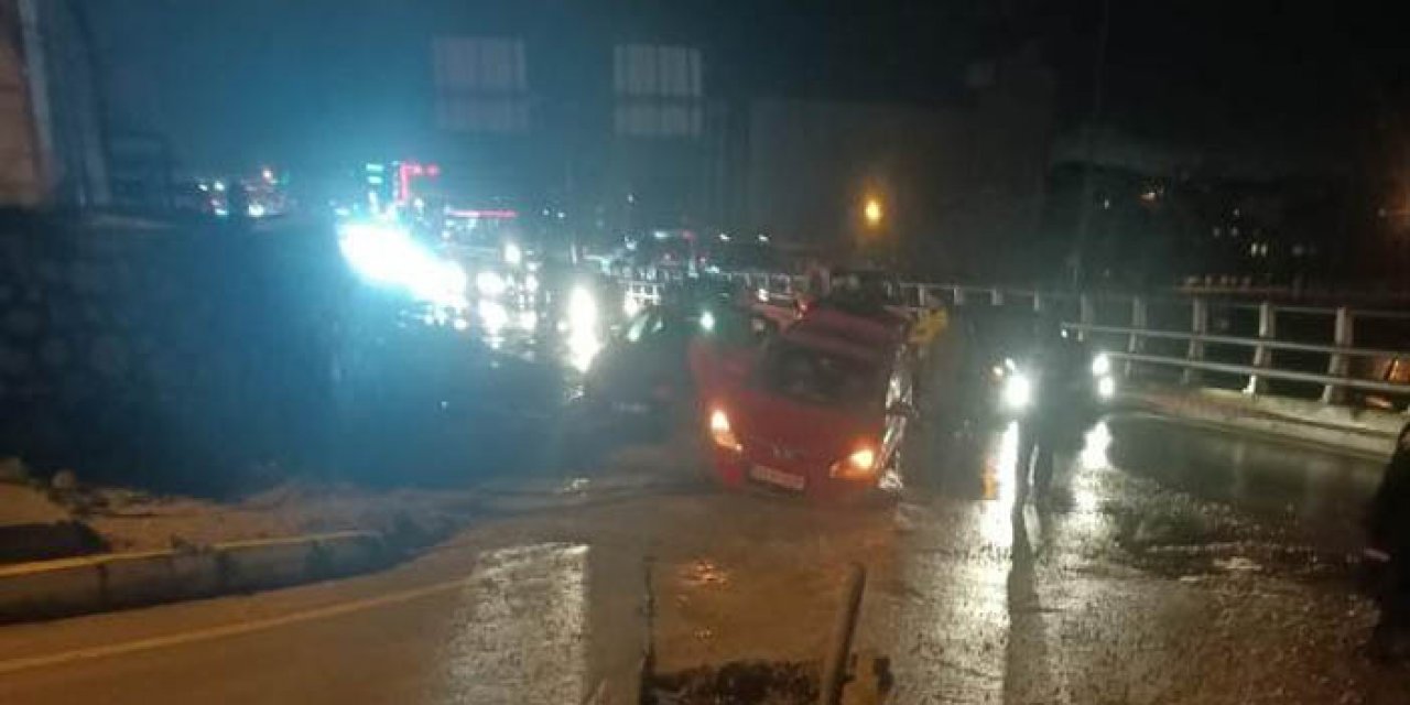 Yol çöktü; seyir halindeki otomobil çukura düştü