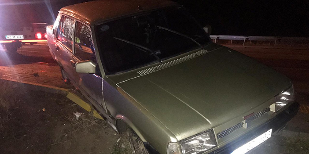 Konya'da kontrolden çıkarak refüje çarptı: Sürücü hastaneye kaldırıldı!