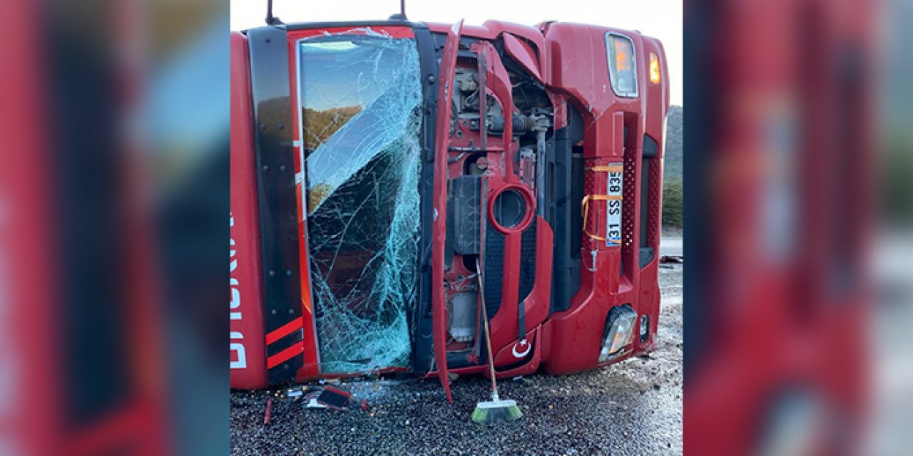 Konya'da tır devrildi: Sürücü hastaneye kaldırıldı!