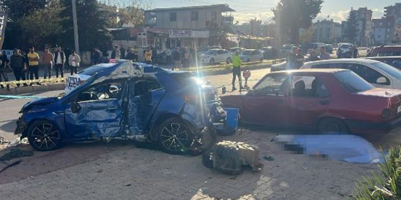 Otomobil otobüs durağına daldı: 2 ölü 1 yaralı