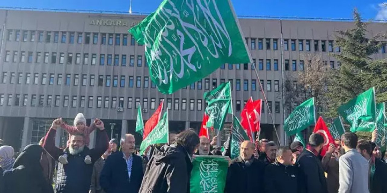 Ankara Adliyesi önünde Kelime-i Tevhid bayrağı protestosu