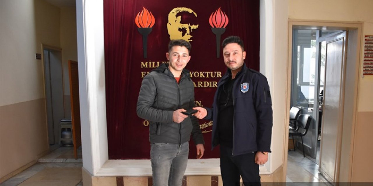 Konya'da buldukları para ve cüzdanı zabıtaya teslim ettiler