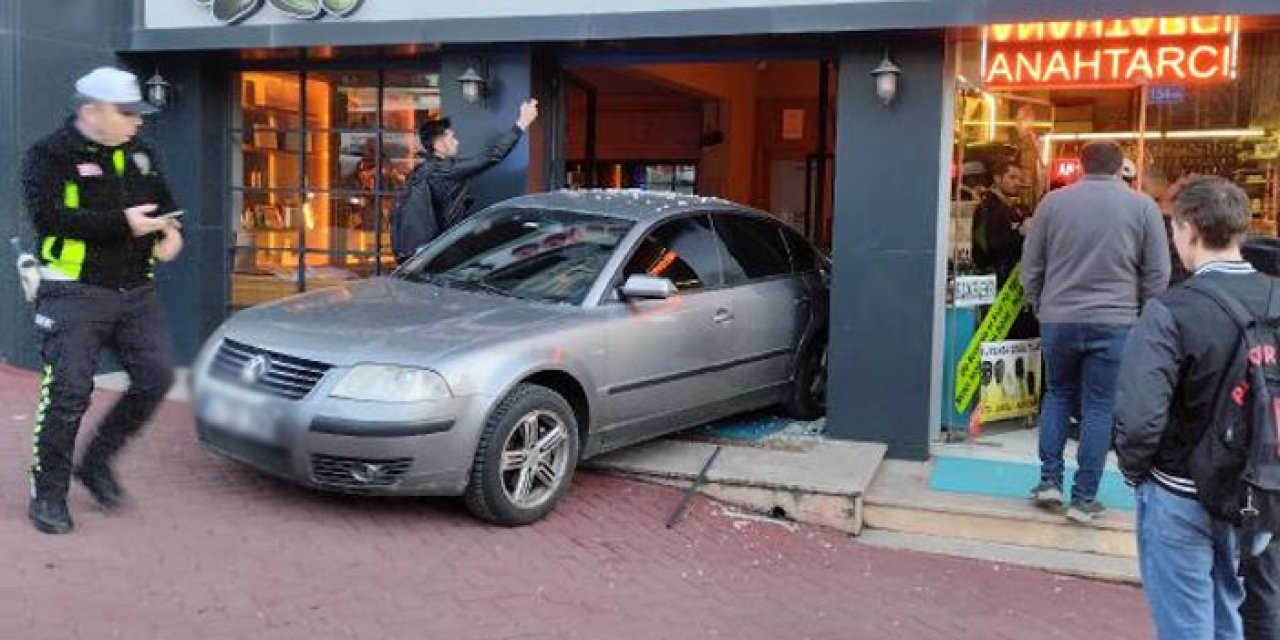 El freni çekilmeyen otomobil caddedeki dükkana daldı