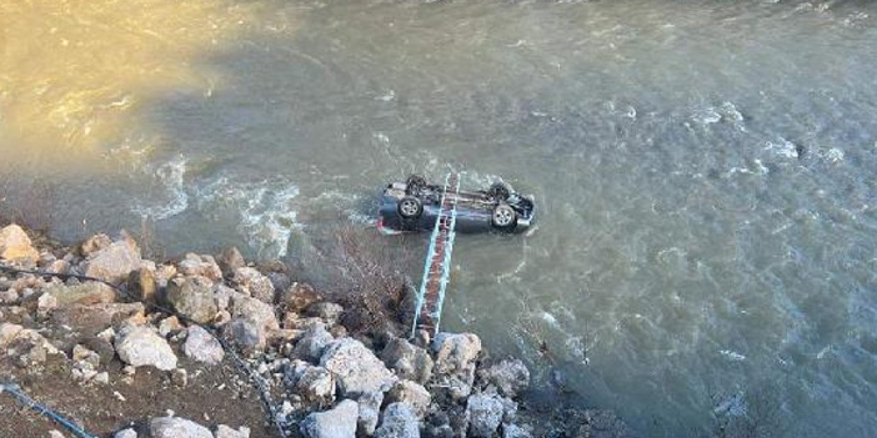 Otomobille dereye uçtular: 3 kişi ağır yaralı