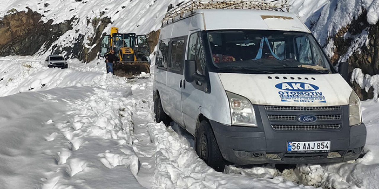 Siirt’te yolcu minibüsü kara saplandı: 6 kişi kurtarıldı