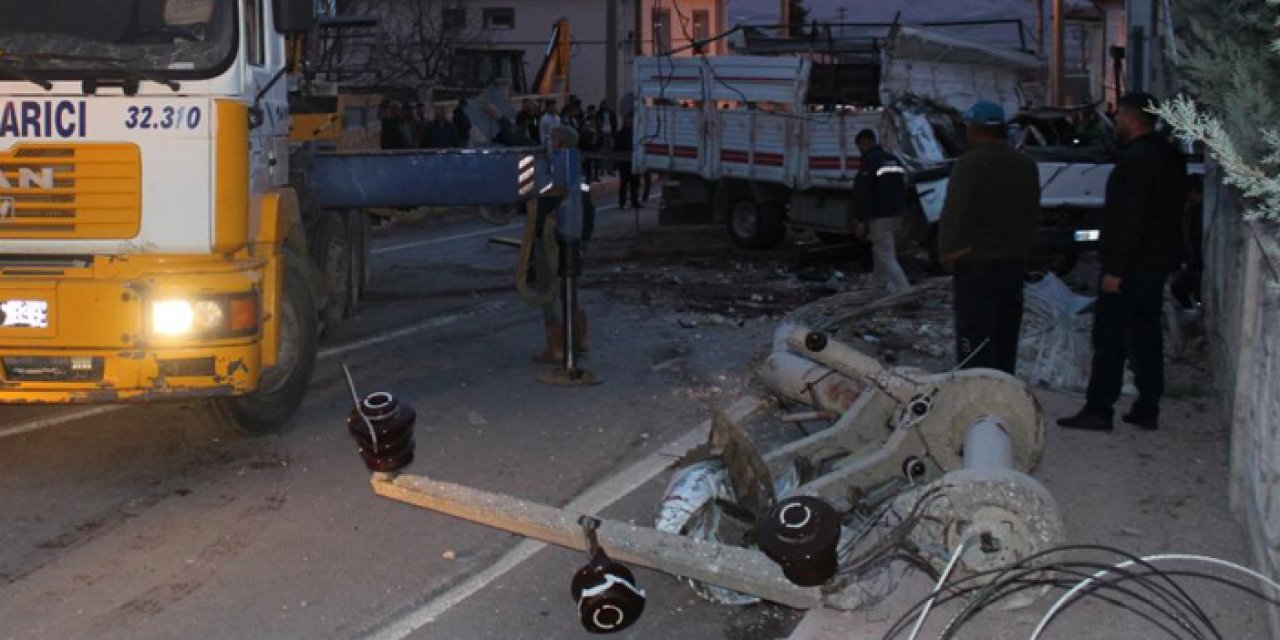 Konya’da feci kaza: 2 kişi öldü, 20 hayvan telef oldu