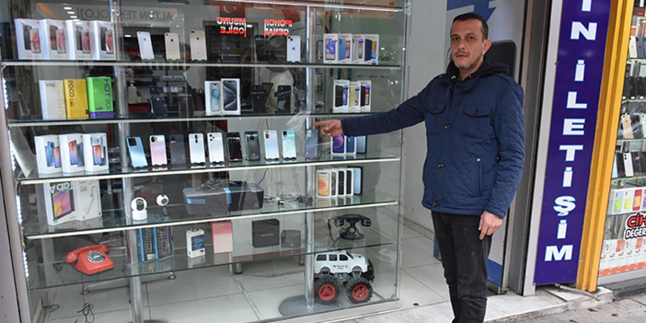 İzmir'de taşlı hırsızlık: Bakın telefonları nasıl çalmış!