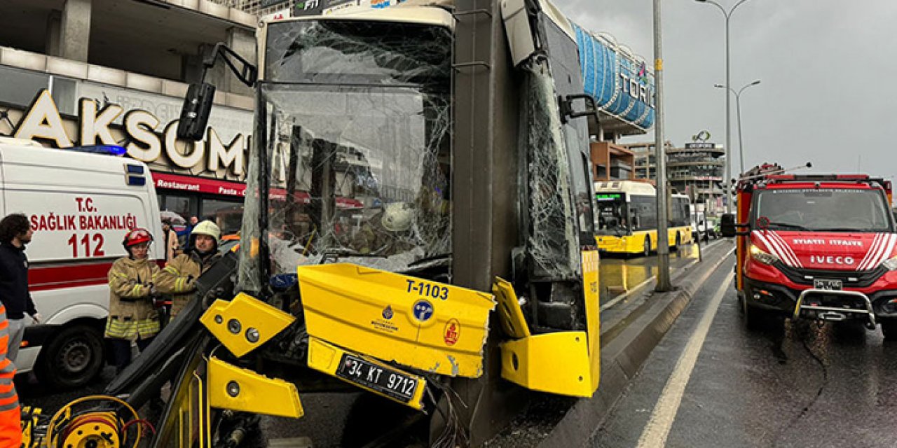 İETT otobüsü tabelaya çarptı: Çok sayıda yaralı var