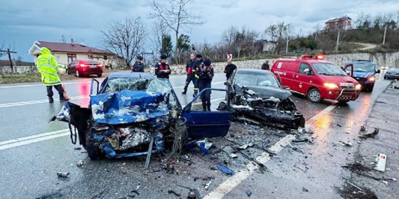 Düzce'de iki otomobil kafa kafaya girdi: O anlar kameraya yansıdı