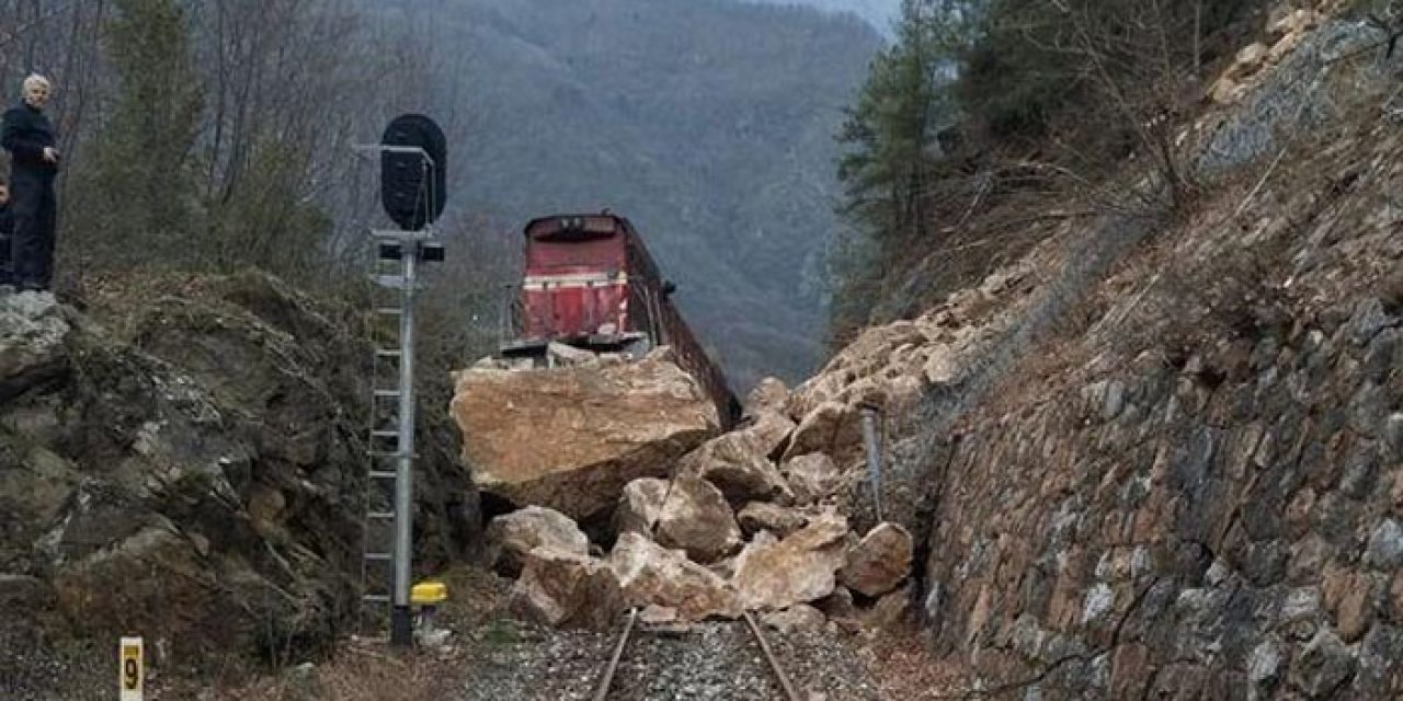Demiryolunda heyelan! Yük treni raydan çıktı