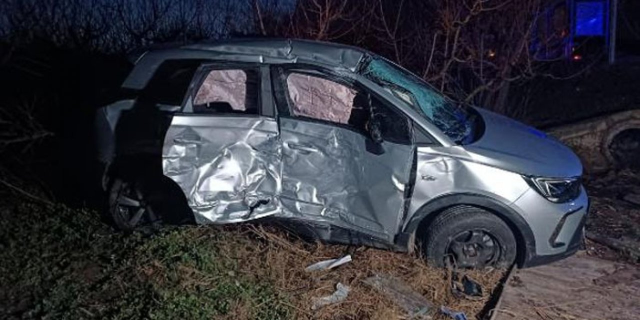 Midibüs ile otomobil çarpıştı: 1 kişi öldü, 4 kişi yaralandı