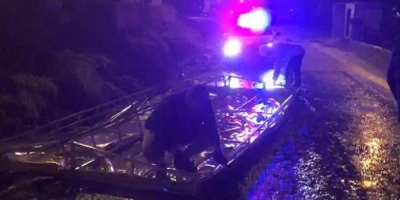 Manisa'da korku dolu anlar: Çatı havalarda uçtu