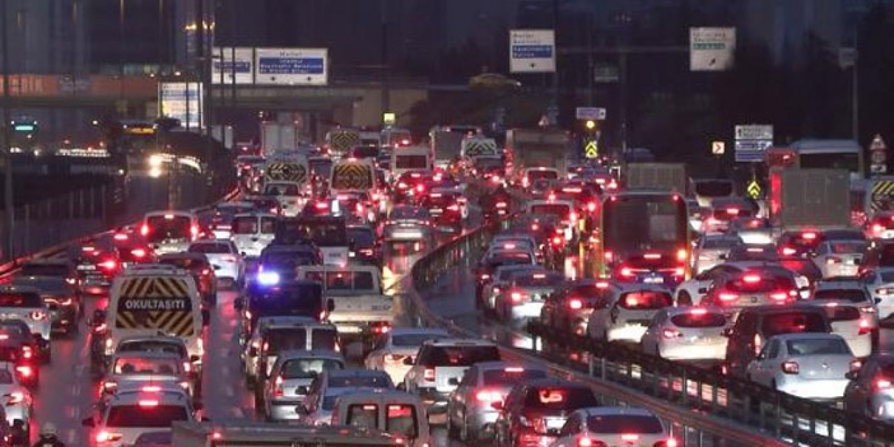 İstanbul'un son bulmayan çilesi: Yağışlı hava trafiği artırdı