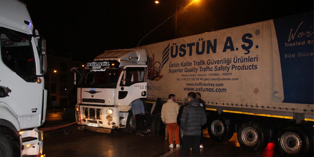 Manisa'da yağışlı havada feci kaza! TIR kaydı yol kapandı