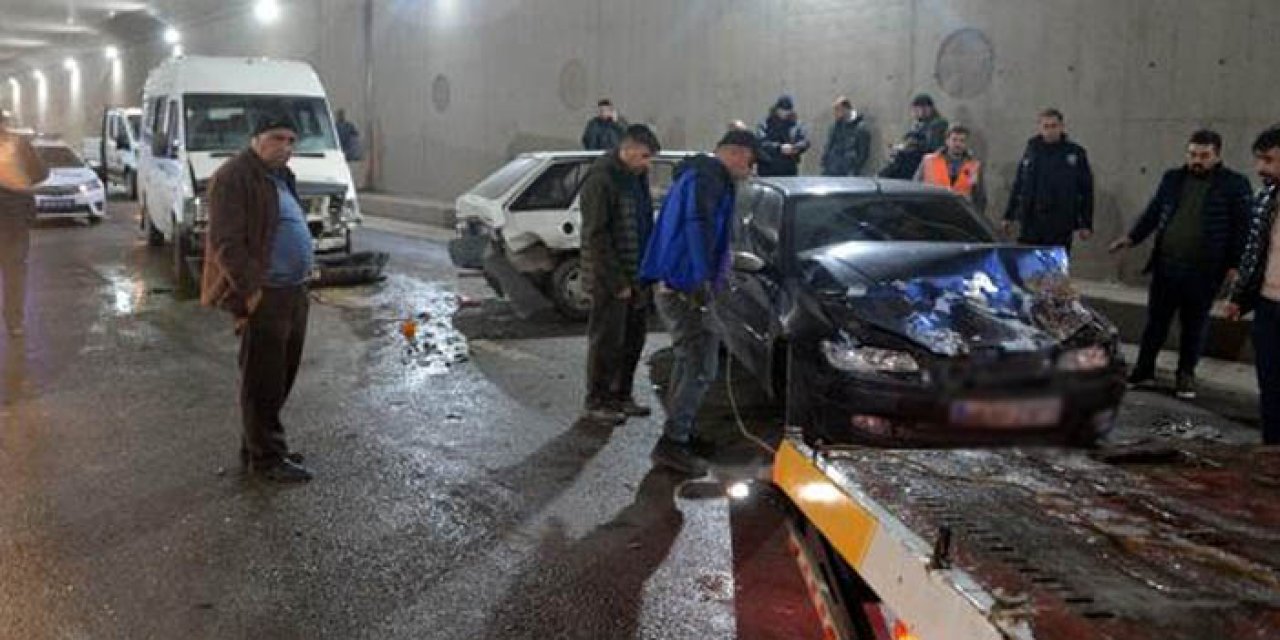 Araçlar durmakta zorlandı: 7 ayrı kazada 18 araç birbirine girdi