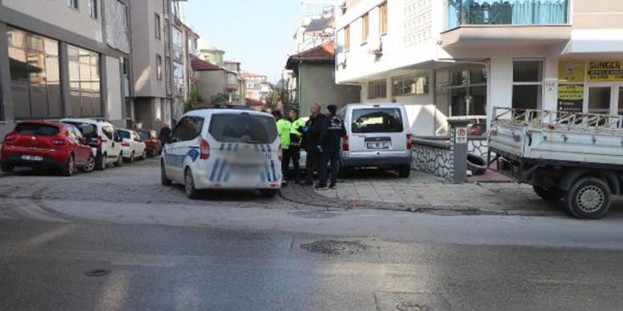 Caddenin karşısına geçmek isteyen yayaya kamyonet çarptı