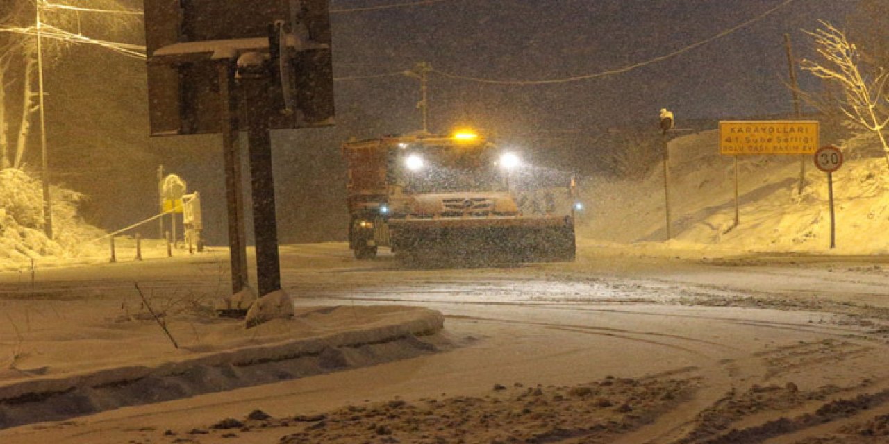 Bolu Dağı'nda yoğun kar yağışı etkili oluyor