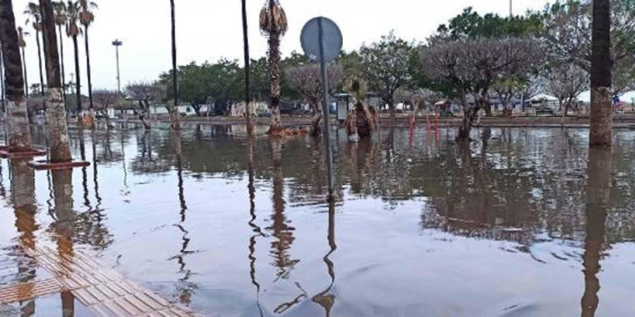İskenderun sahili sular altında kaldı