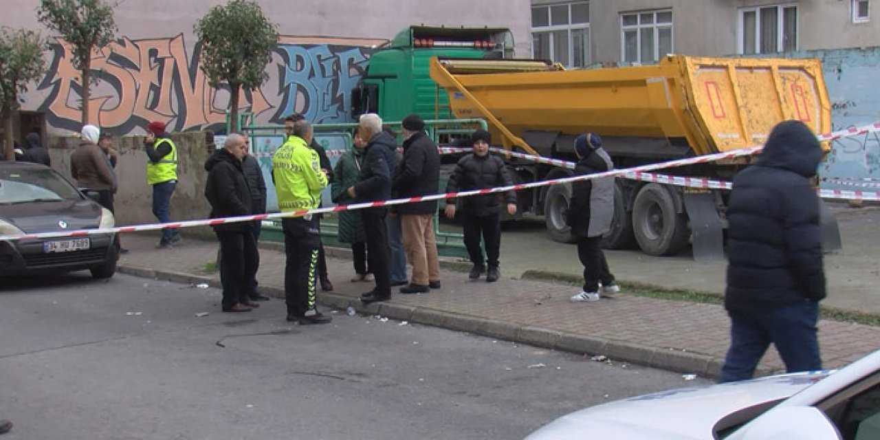 İstanbul'da kamyonun çarptığı apartman boşaltıldı