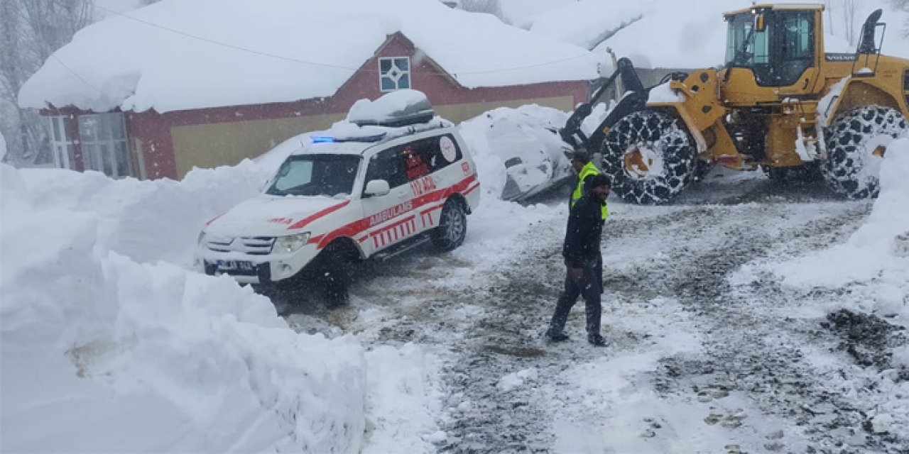 Kardan kapanan köyde rahatsızlanan çocuk hastaneye ulaştırıldı