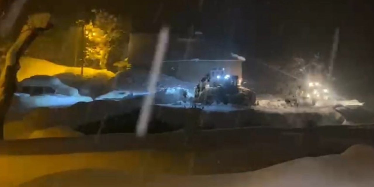 Van'da yoğun kar! Sağlık ekipleri kalp krizi geçiren muhtarın yardımına yetişti