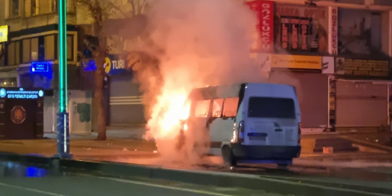 Yolcu minibüsü seyir halindeyken alev aldı!