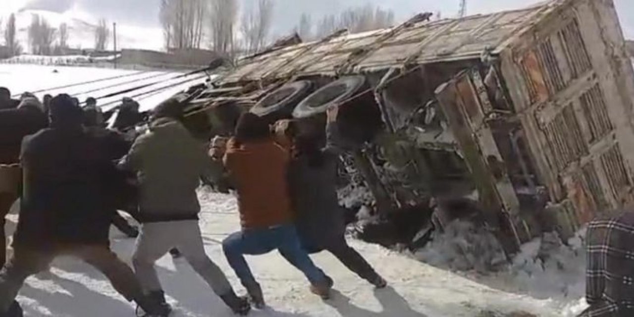 Kamyon kanala düşünce imdadına vatandaşlar yetişti!