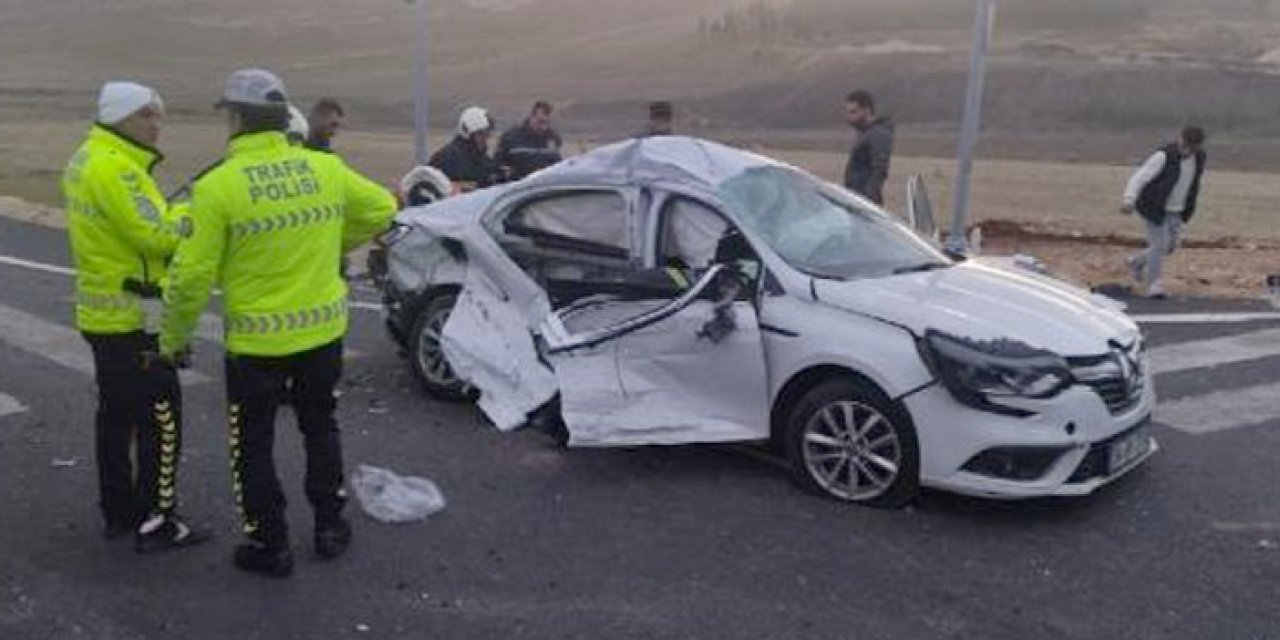 Otomobil ile TIR’ın çarpıştığı kazada anne ve kızı öldü, baba ve diğer kızı yaralandı