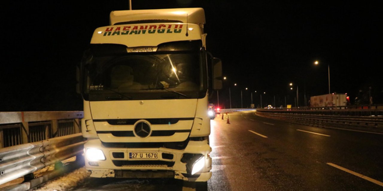 Bolu'da TIR sürücüs kalp krizi geçirip bariyerlere çarptı!