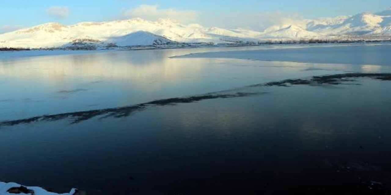 Sıcaklık eksi 9'u gösterdi, gölet dondu