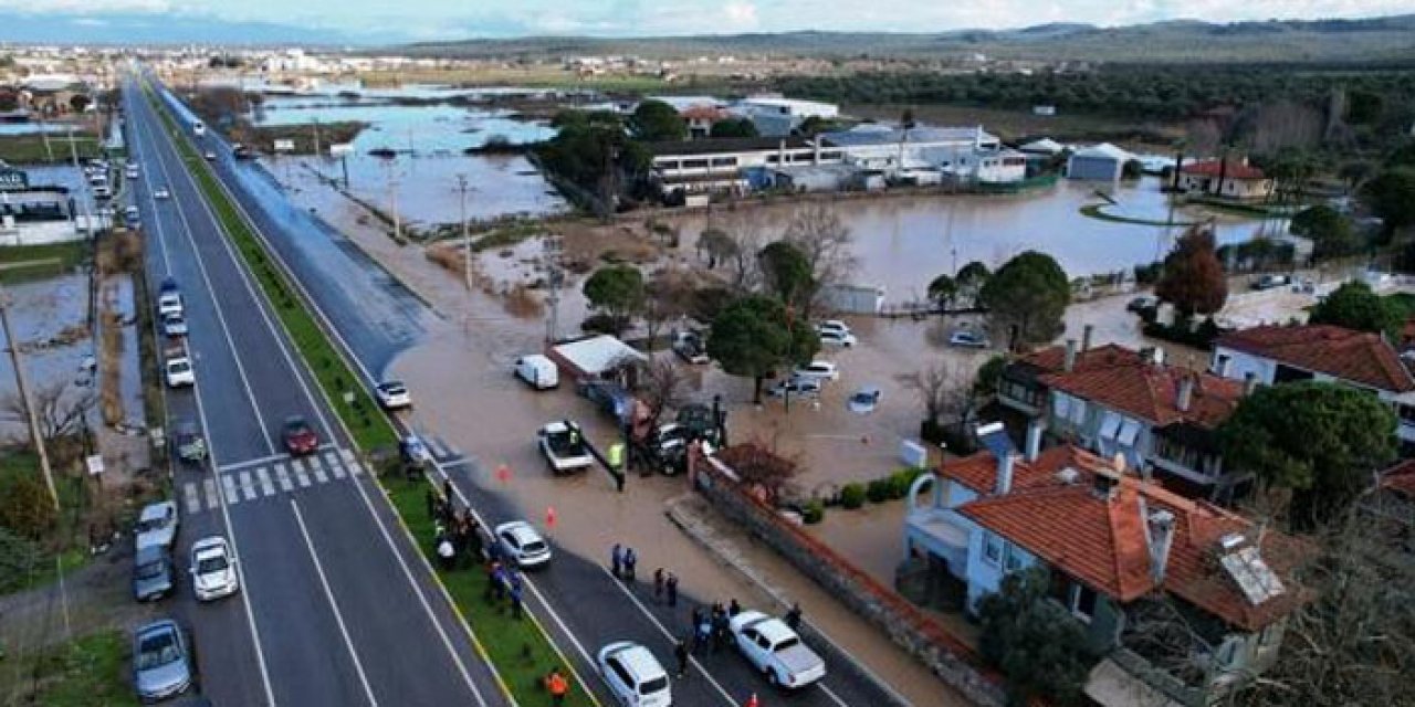 Sağanak yağış etkili oldu: Dere taştı, ev ve iş yerlerini su bastı