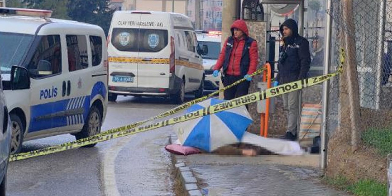 Pazara giderken öldü: Islanmaması için şemsiye koyuldu