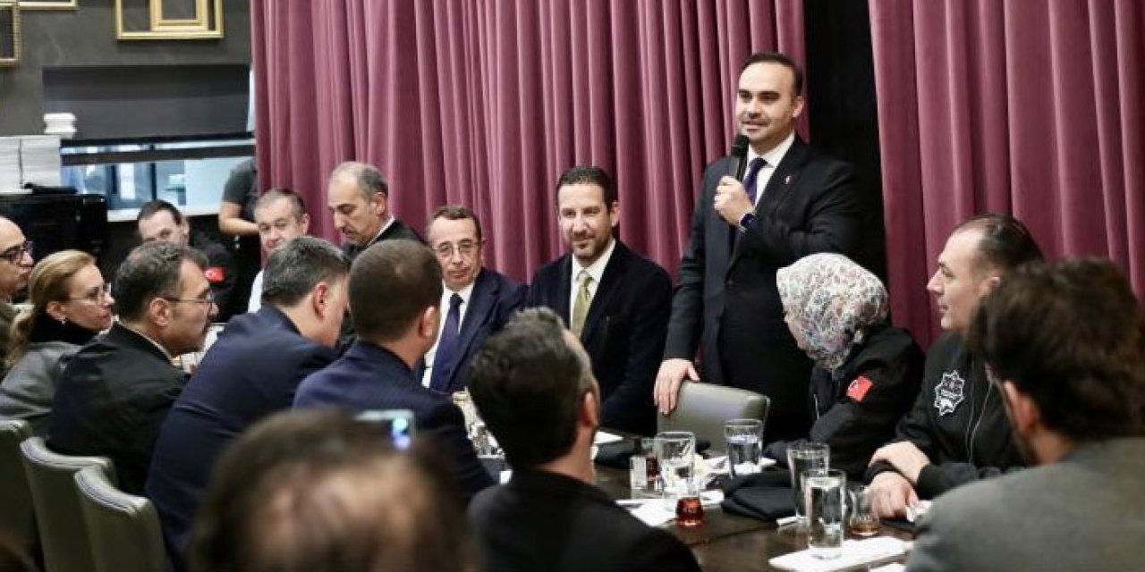 Bakan Kacır ABD’deki Türk vatandaşlarla görüştü