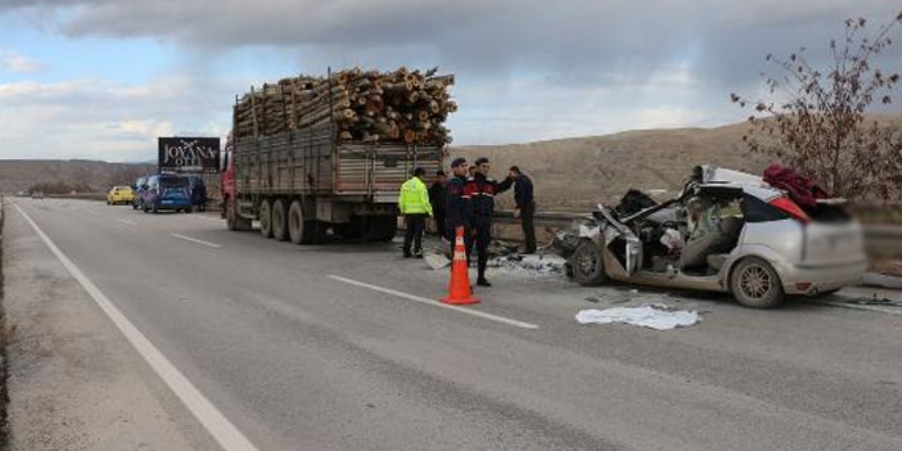 Kamyona çarpan otomobilin sürücüsü öldü