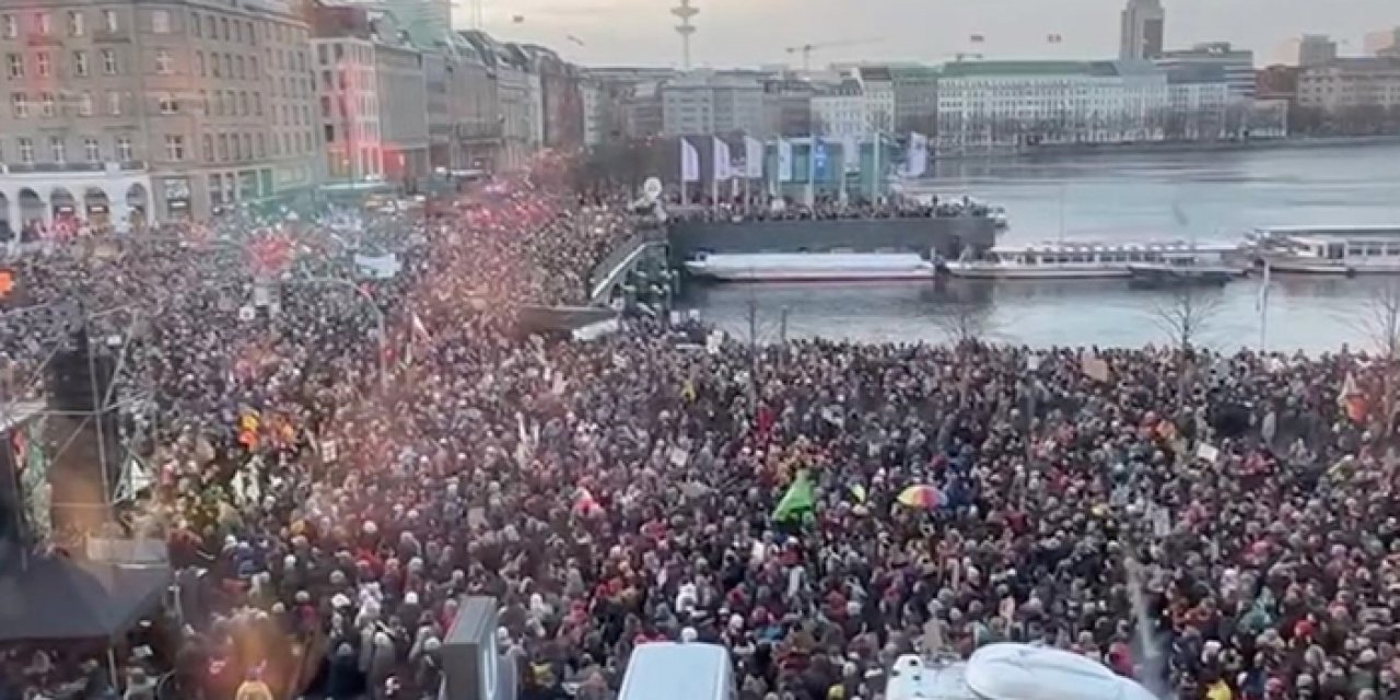 Almanya'da 50 bin kişilik protesto: "Hamburg ayağa kalkıyor"