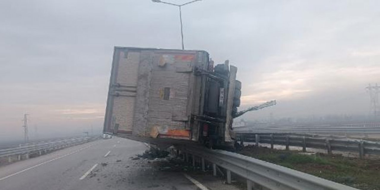 Kamyonun lastiği patladı: Şoför yaralandı