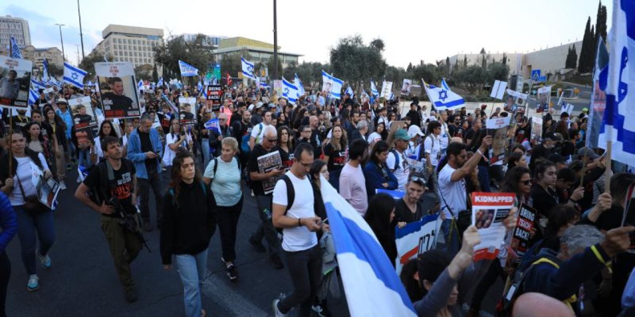 Gazze'deki esir İsraillilerin yakınları, Netanyahu'nun kapısında oturma eylemi yaptı