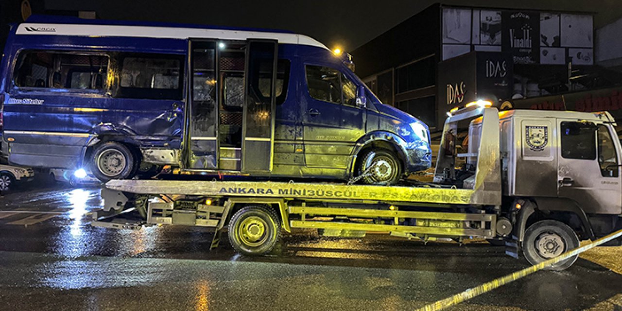 Başkentte minibüsle otomobil birbirine girdi: Çok sayıda yaralı var!